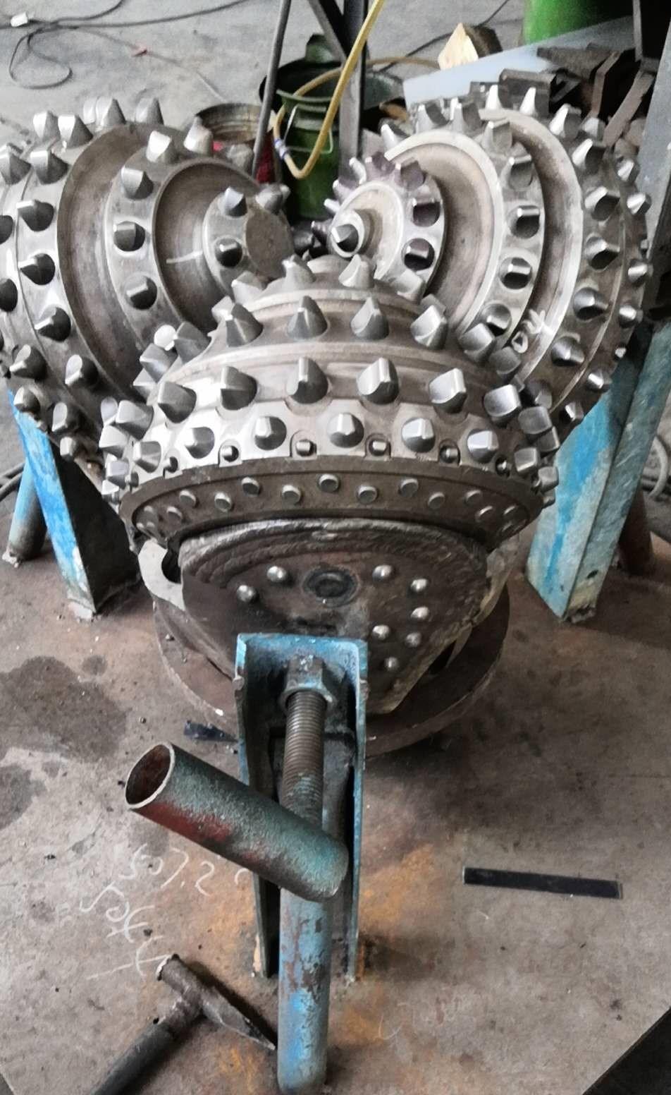 Tricone Bit with Sealed Journal Bearing 19" IADC437